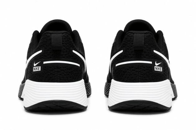 Nike Air Max / Nike Zoom running shoes in a black colorway